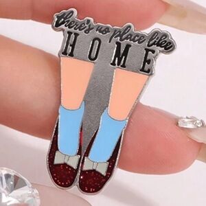 🏡🌪️🏡 “WIZARD OF OZ” “THERE’S NO PLACE LIKE HOME” ENAMEL PIN🏡🌪️🏡
